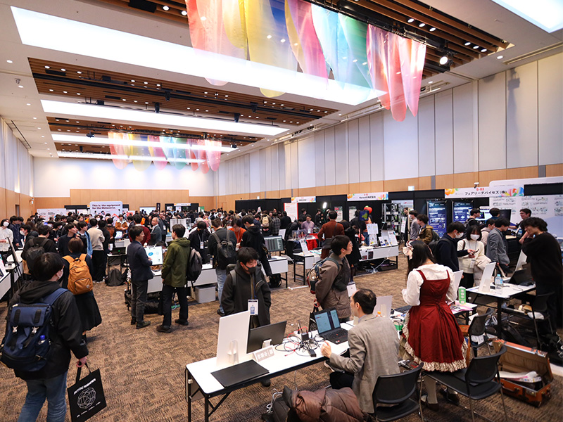 多くの来場者でにぎわう技術展示イベント会場の全体風景