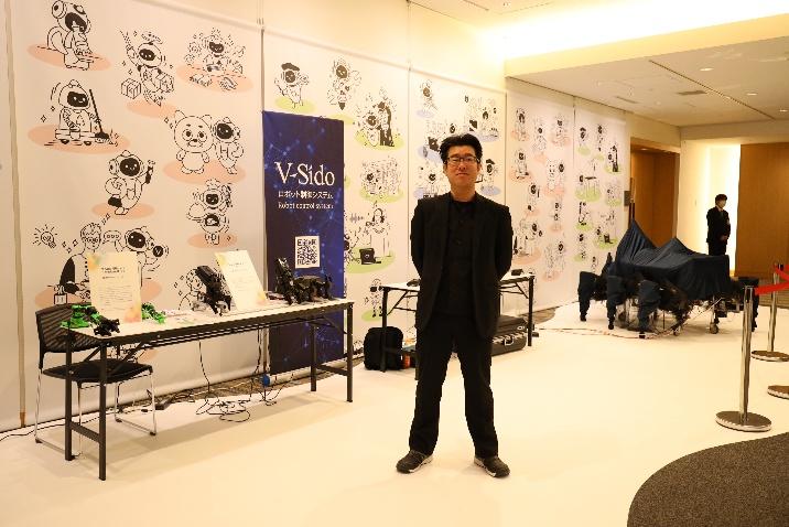 ロボットパークで記念撮影をするの吉崎航氏の様子