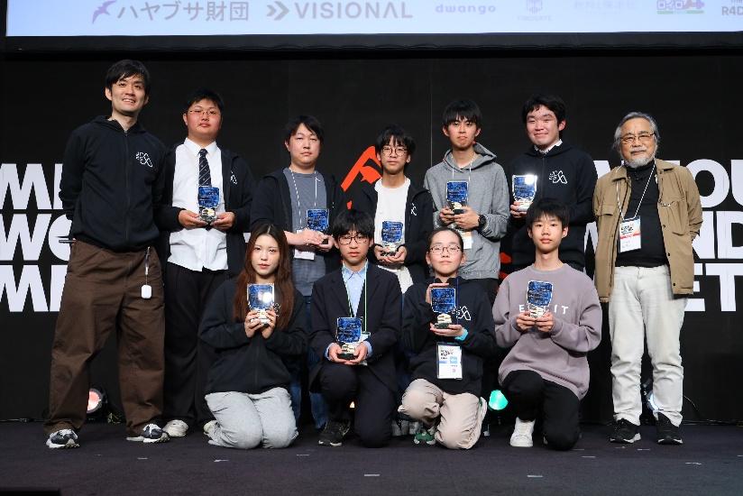 未踏ジュニアスーパークリエイタ表彰式で記念撮影する受賞者の様子