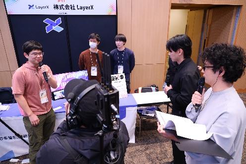 野田クリスタルと藤本淳史による展示ブースライブレポートの様子