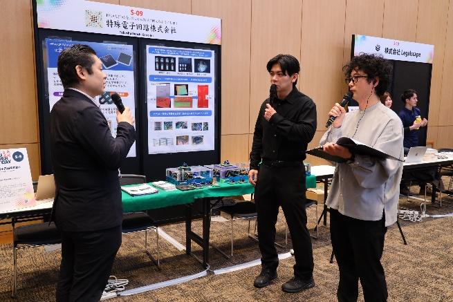 野田クリスタルと藤本淳史によるシルバー展示ブースライブレポートの様子